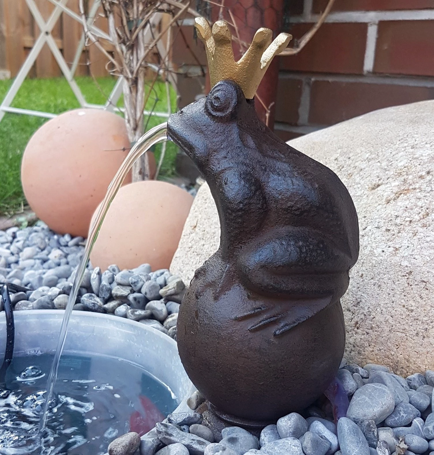 GartenHero Zierbrunnen Wasserspiel Froschkönig mit Pumpe Wasserspeier Gartenfigur Springbrunnen